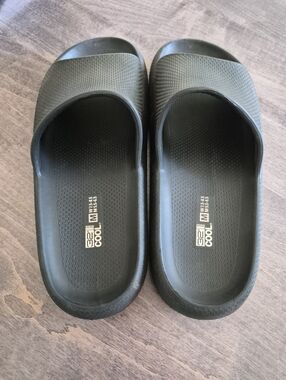 32 Degrees  Unisex Black Slide Sandals . M Size 5.5-6.5  W 7.5-8.5